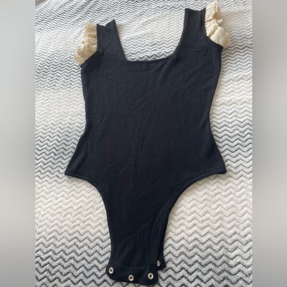 VGUC L’ecole Dês Femmes Women’s Knit Black Bodysuit w/ Lace Sleeve Detail Sz S - Picture 9 of 11